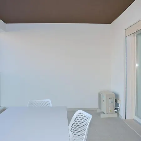 Apartment Colourful With Terrace Overlooking The Sea *